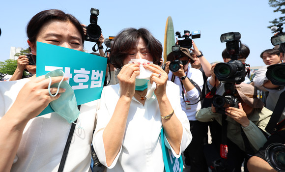 16일 오전 서울 용산 대통령 집무실 앞에서 대한간호협회 주최로 열린 간호법 공포 촉구 기자회견이 끝난 뒤 한 참가자가 눈물을 흘리고 있다. ⓒ 연합뉴스