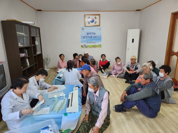 농소면 입석리 마을회관에서 공중보건의사와 시보건소 직원들이 무료진료 및 건강 상담을 진행하고 있다. ⓒ 김천시
