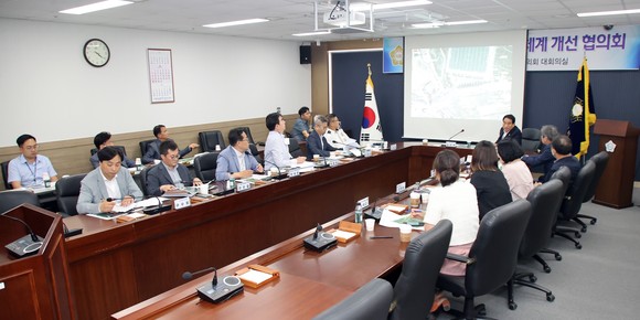 송악중학교 앞 교통체계 개선 협의회 개최 모습. ⓒ 의회사무국