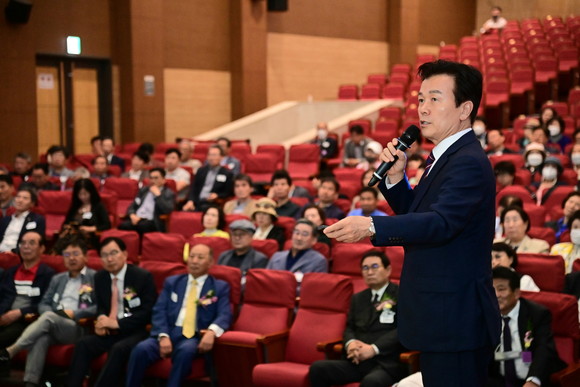조규일 진주시장이 남강포럼 세미나에서 '내고향 진주 어제, 오늘 그리고 내일의 시대' 강연을 하고 있다. ⓒ 진주시
