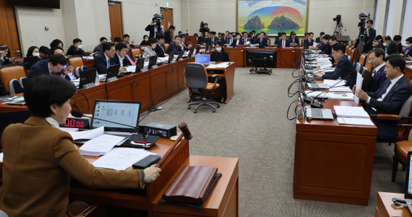 정무위 법안심사제1소위원회가 지난 16일 실손의료보험 청구 절차 간소화를 담은 보험업법 개정안을 의결했다. ⓒ 연합뉴스
