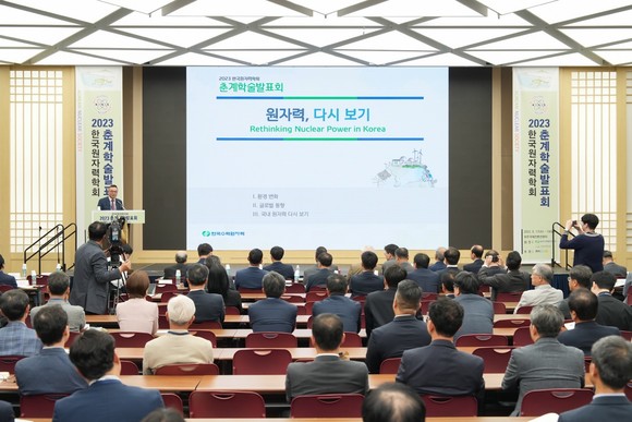 18일 제주국제컨벤션센터에서 특별강연을 진행중인 황주호 한수원 사장. ⓒ 한수원 본부