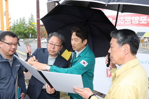 18일 포항국제불빛축제를 3일 앞두고 축제가 열리는 형산강 체육공원에서 포항시 관계자들이 현장 안전점검을 하고 있다. ⓒ포항시청