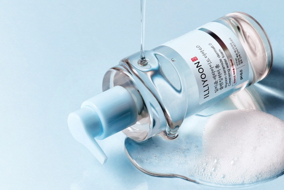 아모레퍼시픽 저자극 더마 보습 브랜드 일리윤이 민감 피부를 위한 '세라마이드 더마 6.0 클렌징 워터 폼'을 출시한다. © 아모레퍼시픽