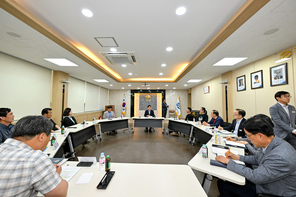 지난 17일 김광열 영덕군수가 강구수협 회의실에서 영덕대게거리 상인과 수협 관계자들을 만나 소통의 시간을 가졌다. ⓒ영덕군청