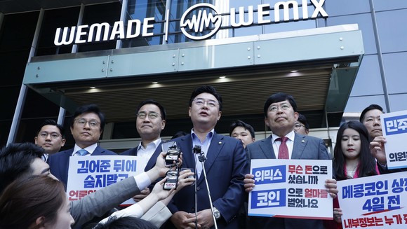 국민의힘 김성원 코인게이트 진상조사단장이 19일 위믹스 발행사인 경기도 성남시 판교 위메이드 본사에서 앞에서 기자회견을 하고 있다. ⓒ 연합뉴스