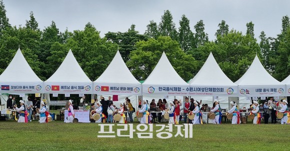 수원제1야외음악당 음식체험 운영 부스 모습. ⓒ 프라임경제