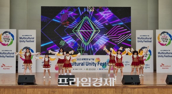 수원시글로벌청소년드림센터 하이하이 치어리딩단이 치어리딩 식전 행사 공연 장면. ⓒ 프라임경제