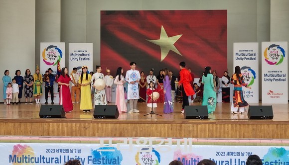 21일 제15회 다문화 한가족 축제 세계전통의상 패션쇼 장면. ⓒ 프라임경제