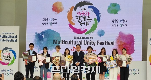 '세계인의 날' 기념식에서는 모범외국인 주민과 외국인주민 정착지원 유공자에게 표창장 수여식 후 기념촬영을 하고 있다. ⓒ 프라임경제