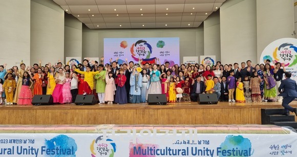 21일 제15회 다문화 한가족 축제에서 세계전통의상 패션쇼을 개최 후 단체 기념촬영을 하고 있다. ⓒ 프라임경제