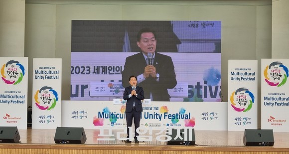 이재준 시장이 21일 수원제1야외음악당에서 진행된 '제15회 다문화 한가족 축제'에서 축사를 하고 있다. ⓒ 프라임경제