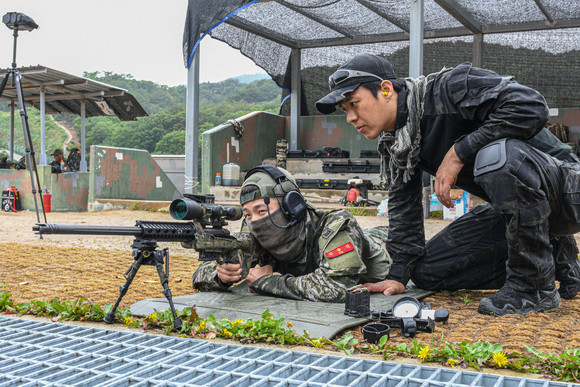 해병대 특수수색대대가 지난 18일 제2기동사격훈련장에서 경찰특공대와 합동 대테러 저격사격 훈련을 실시하고 있다. ⓒ 해병1사단