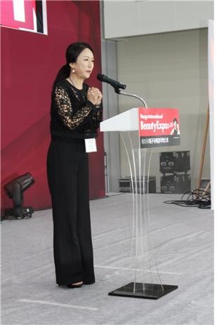 (사)대한네일미용사회 대구지회 여은주 지회장이 '제1회 K-NAIL 미용기능경기대회'에서 축사를 하고 있다. ⓒ 프라임경제