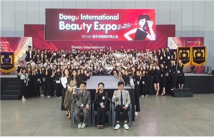 대구 EXCO 동관에서 올해 처음으로 개최된 '제1회 K-NAIL 미용기능경기대회'가 끝난 후 참가자들이 기념 사진을 촬영하고 있다. ⓒ프라임경제