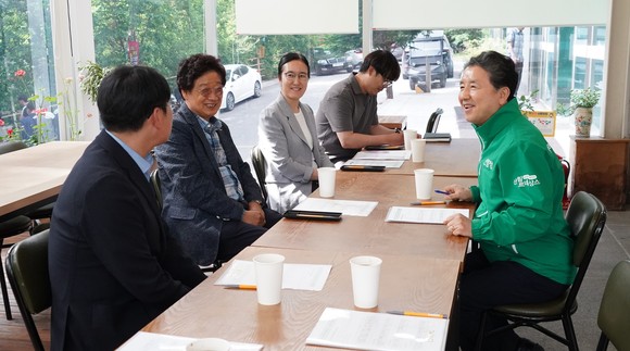 남성현 산림청장(오른쪽)이 22일 강원도 원주시 사립자연휴양림 피노키오자연휴양림을 방문, 휴양림 운영자로부터 운영 현황 및 건의사항을 청취하고 있다. ⓒ 산림청
