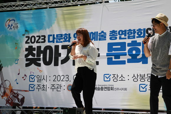 중국 출신 이향선 초청 가수가 국내 가요를 열창하고 있다. ⓒ 프라임경제
