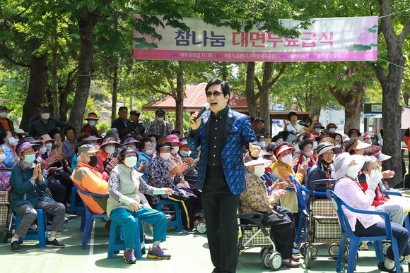 제2의 배호, 배동현 가수가 지역 어르신들과 함께하고 있다. ⓒ 프라임경제