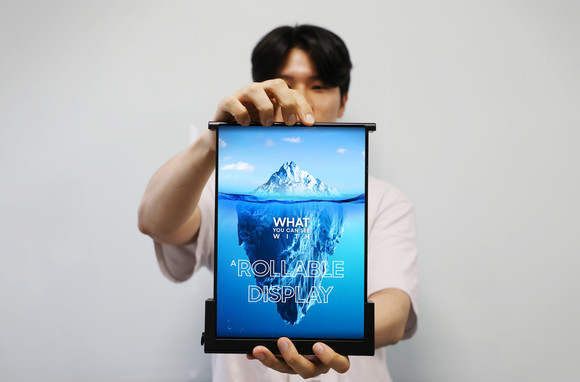삼성디스플레이 직원이 SID 디스플레이 위크 2023에서 선보인 '롤러블 플렉스'를 펼쳐 보이고 있다. ⓒ 삼성디스플레이