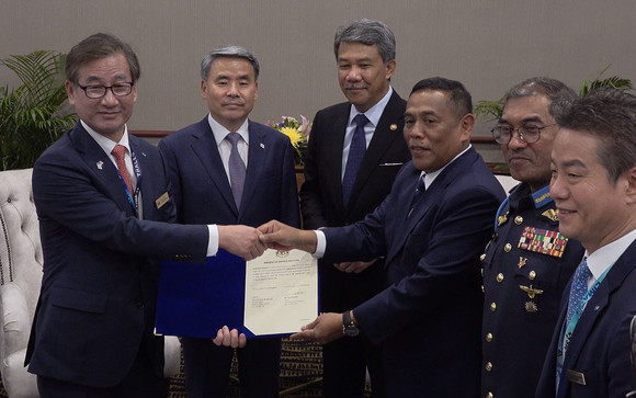 LIMA 2023에서 FA-50 최종 계약식에서 관계자들이 기념촬영을 하고 있다. ⓒ 한국항공우주산업