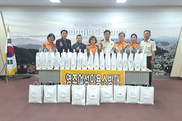 영주소방서·영주여성의용소방대관계자들이 영주1동 반찬나눔 봉사활동 기념사진을 촬영하고 있다. ⓒ 영주시