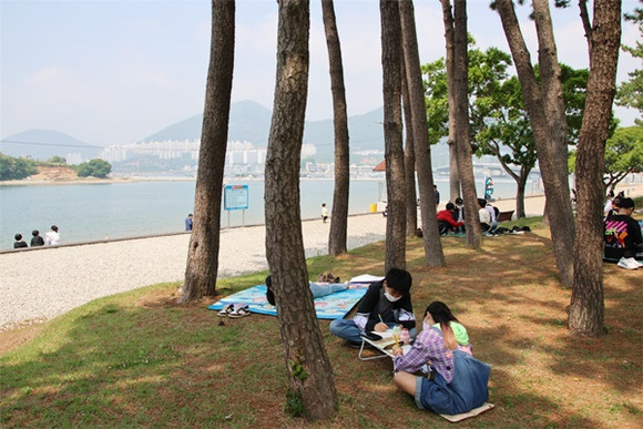 '제5회 여수기업사랑‧지역사랑 학생 백일장대회'가 웅천친수공원에서 열렸다. ⓒ 여수상의