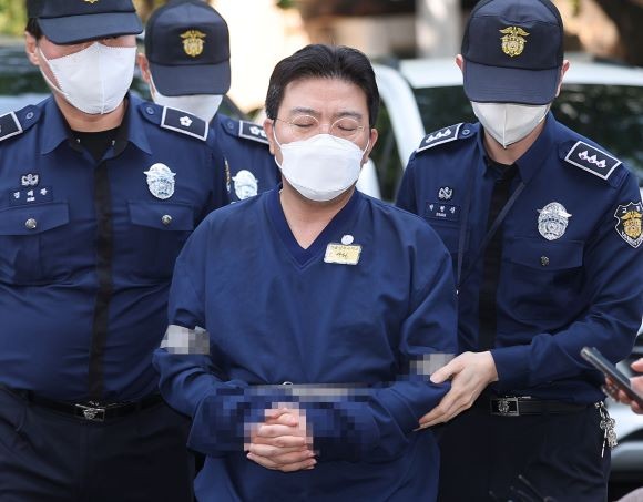 SG증권발 폭락 사태와 관련해 주가조작을 주도한 의혹을 받는 투자컨설팅업체 H사 라덕연 대표가 지난 11일 오전 서울남부지방법원에서 열린 구속 전 피의자 심문(영장심사)에 출석하고 있다. ⓒ 연합뉴스