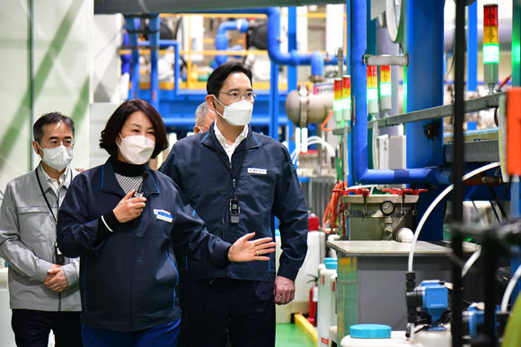 지난해 11월8일 이재용 삼성전자 회장이 삼성전자로부터 스마트공장 구축 지원을 받은 부산 소재 도금 기업 '동아플레이팅'을 방문해 제조 현장을 둘러보고 있다. ⓒ 삼성전자