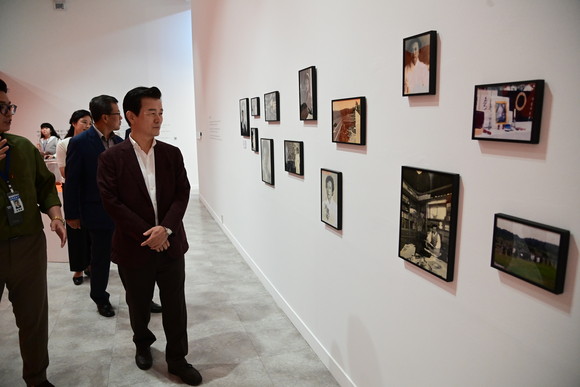 조규일 시장이 진주시립이성자미술관 진주역사관 기증유물 특별전을 관람하고 있다. ⓒ 진주시