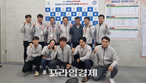 편삼범 의원은 지난 29일 '제52회 전국소년체육대회' 참석한 충청남도교육청 본부 상황실을 방문해 선수단과 교육청 관계자 등을 격려 후 기념촬영을 하고 있다. ⓒ 프라임경제