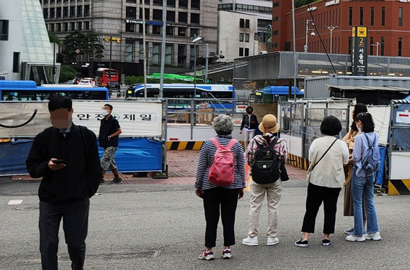 31일 북한이 남쪽 방향으로 우주발사체를 발사했다고 합동참모본부가 밝힌 가운데 서울역에서 시민들이 모여 서울지역 경계경보 발령 재난문자를 살펴보고 있다. ⓒ 연합뉴스