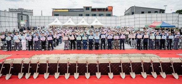 가족문화센터와 평생학습관 조성 착공식을 개최 후 카드섹션 퍼포먼스를 하고 있다. ⓒ 청양군