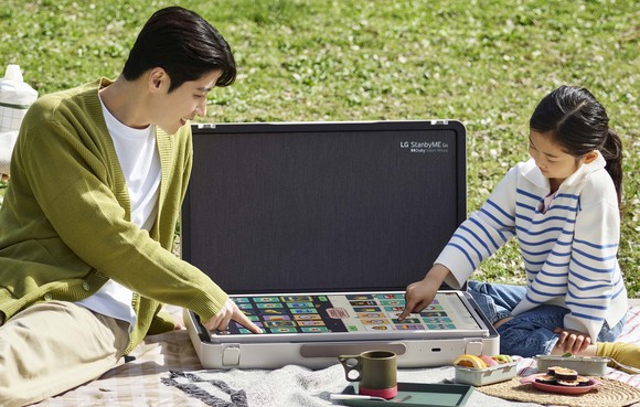 LG전자 모델들이 LG 스탠바이미 Go의 다양한 모드를 체험하고 있다. ⓒ LG전자