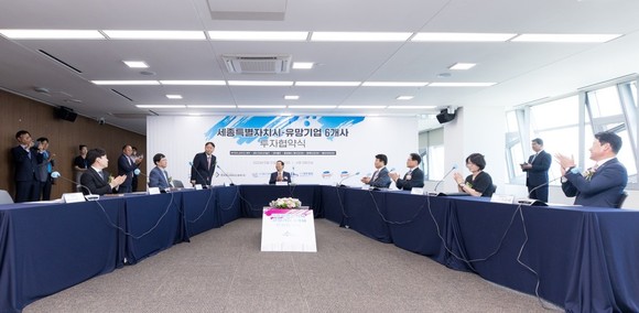 31일 시청 대회실에서 유망기업 6곳의 대표가 참석한 가운데 2500억원 규모의 투자 양해각서를 체결했다. ⓒ 세종시