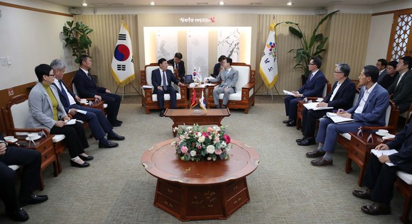 김태흠 지사가 지난 1일 도청 접견실에서 충남도청을 방문한 후지아푸 당서기를 접견하고 있다. 충남도