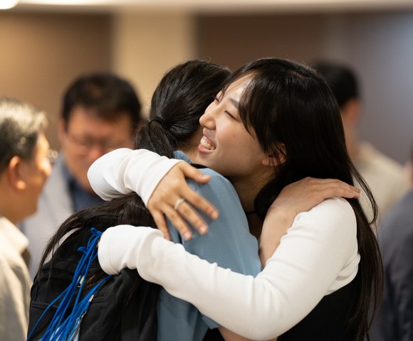 챠챠챠 3기, 하고싶은 일 발표회에 참석한 참여자들이 포응을 하고있다. ⓒ 유쾌한 반란