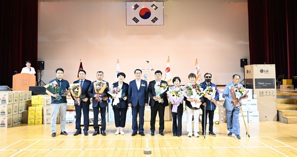 지난 1일 자랑스러운 장애인 및 장애인 복지 증진에 기여한 유공자에 대한 표창장 수여 후 기념촬영을 하고 있다. ⓒ 홍성군