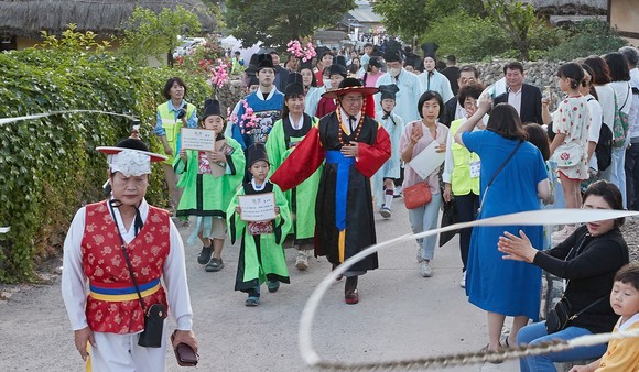 박경귀 시장이 지난 3일 조선시대 지방 수령의 복장을 착용한 채 외암민속마을 입구에서 출발해 건재고택과 마을 입구까지 한 바퀴를 돌고 있다. ⓒ 아산시
