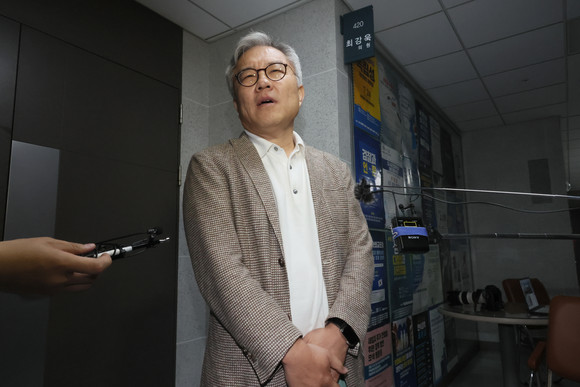 최강욱 더불어민주당 의원이 5일 의원회관 사무실 앞에서 취재진 질문에 답하고 있다. ⓒ 연합뉴스