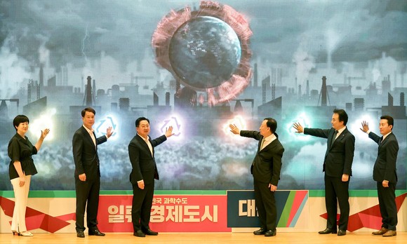 이상래 의장이 5일 '제28회 환경의 날 기념식'에 참석해 기념촬영을 하고 있다. ⓒ 의회사무국