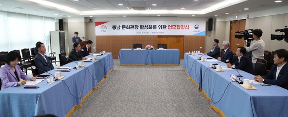 김태흠 지사는 5일 하종대 한국정책방송원장과 '충남 문화관광 활성화를 위한 업무협약'을 체결하고 있다. ⓒ 충남도