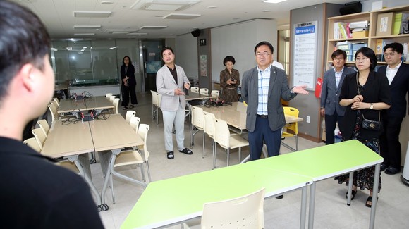 5일 폐교를 당진외국어교육센터로 활용하고 있는 당진 면천초등학교 죽동분교를 방문했다. ⓒ 의회사무국