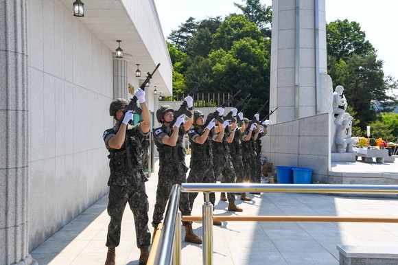 육군 장병들이 조총발사를 하고 있다 ⓒ 영주시