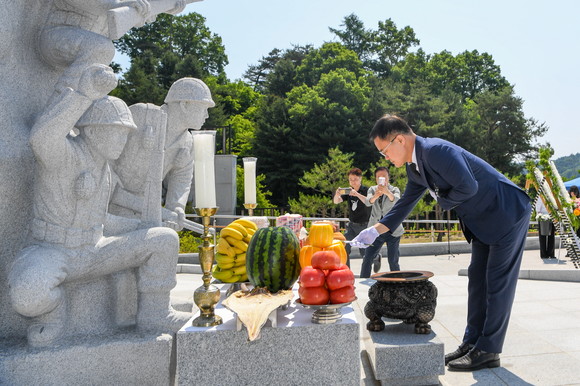 송호준 영주시 부시장이 헌화를 하고 있다 ⓒ 영주시