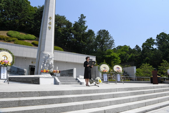 현충일 추념식에서 헌시낭송을 진행했다 ⓒ 영주시