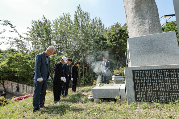 6일 제9회 6.25 참전 학도의용군 호국영웅 추념식에서 한국해양마이스터고 동문과 본교 교장이 호국영웅명비탑에 헌화 및 참배를 하고 있다. = 김진호 기자