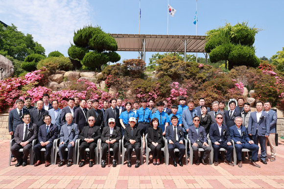 제9회 6.25 참전 학도의용군 호국영웅 추념식에 참석한 한국해양마이스터고 동문 및 본교 교장, 학생들이 기념촬영을 하고 있다. = 김진호 기자
