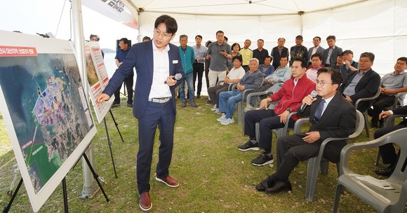 지난 5일 김태흠 충남도지사가 대산 임해지역 신규 국가산업단지 조성 대상지를 방문해 브리핑을 듣었다. ⓒ 서산시