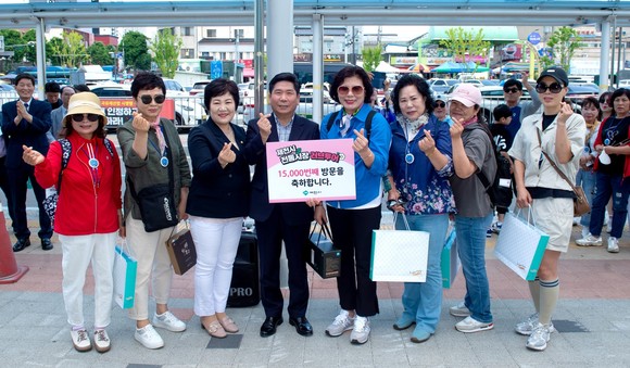 김창규 제천시장은 지난 3일 제천역 앞 광장에서 전통시장 방문객들과 기념촬영을 하고 있다. ⓒ 제천시