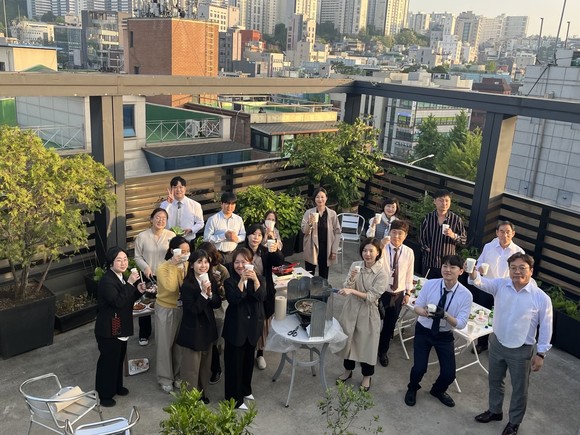 인재서비스 대표기업 스탭스는 지난 4월부터 두 달 동안 6회, 본사 옥상에서 상추데이를 진행했다. ⓒ 스탭스